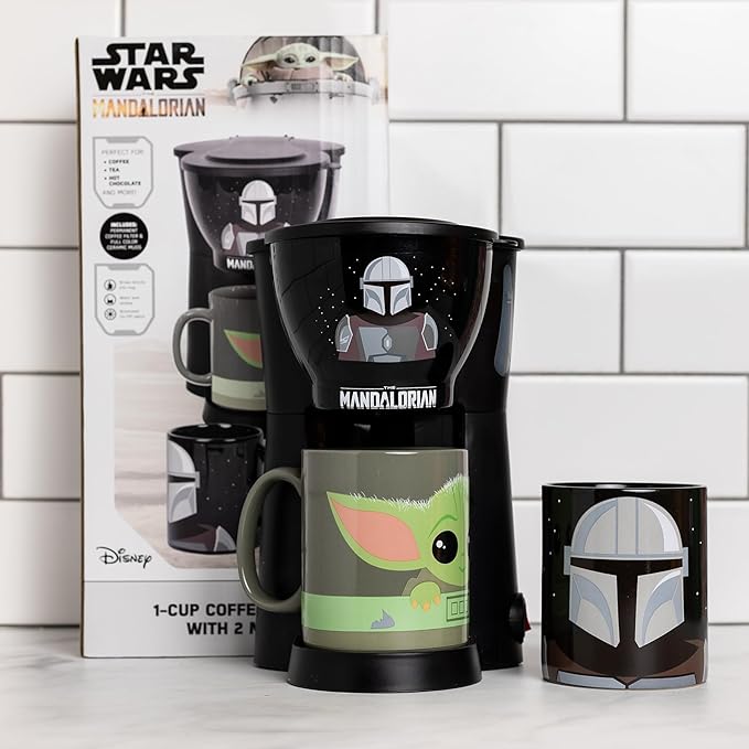 Uncanny Brands Star Wars The Mandalorian & Baby Yoda Single Cup Coffee Maker Gift Set with 2 Mugs - Cup of Java with Mando & Baby Yoda