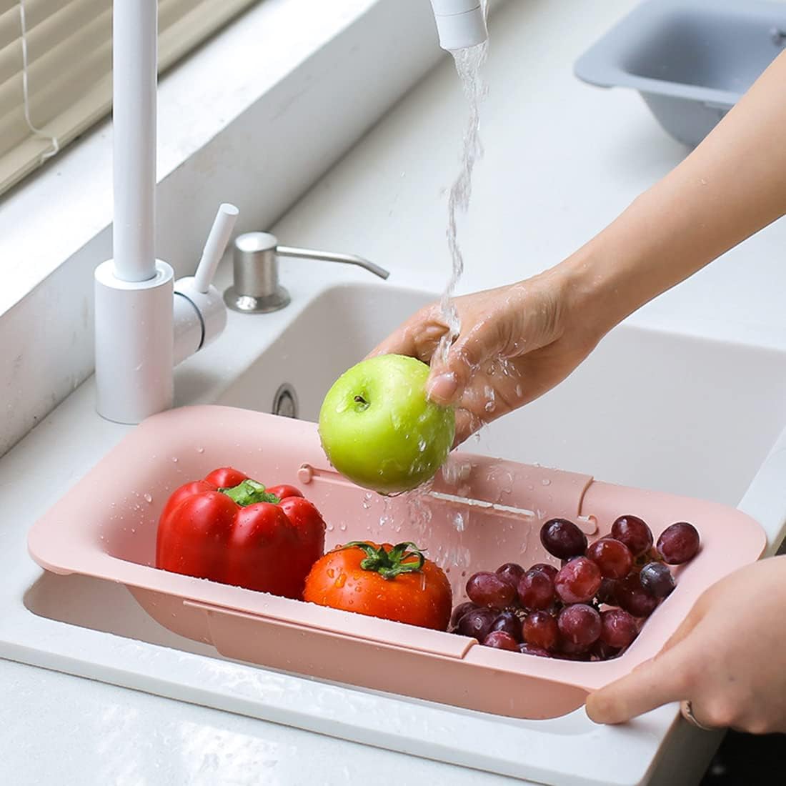 Collapsible Sink Colanders and Strainers Basket Over the Sink Colander Collapsible Colander Extendable Plastic Fruit Vegetable Strainer Drainer Basket for Kitchen(Length 14.3 inch-19.4 inch) (Pink)