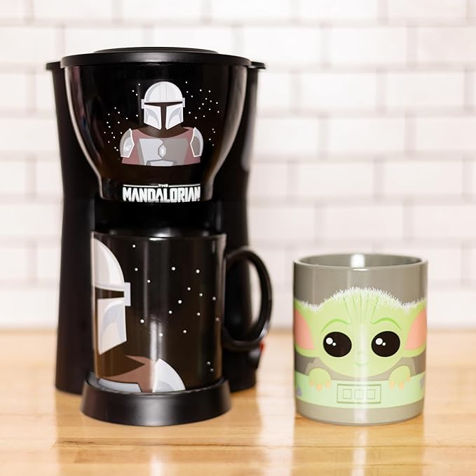 Uncanny Brands Star Wars The Mandalorian & Baby Yoda Single Cup Coffee Maker Gift Set with 2 Mugs - Cup of Java with Mando & Baby Yoda