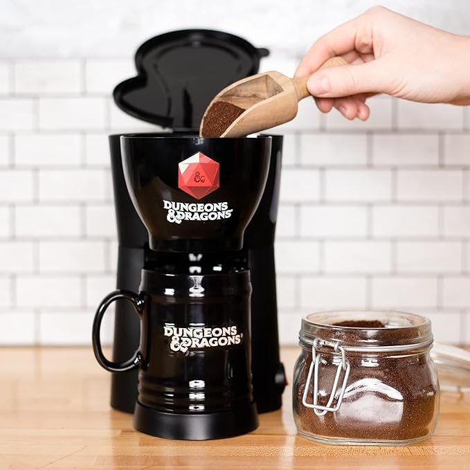 Uncanny Brands Dungeons and Dragons Single Cup Coffee Maker with Mug