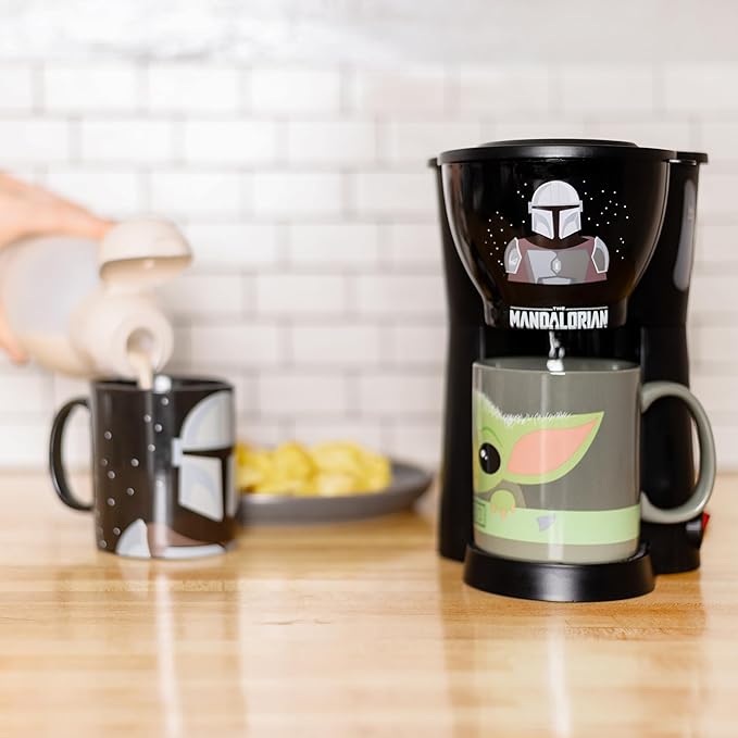 Uncanny Brands Star Wars The Mandalorian & Baby Yoda Single Cup Coffee Maker Gift Set with 2 Mugs - Cup of Java with Mando & Baby Yoda