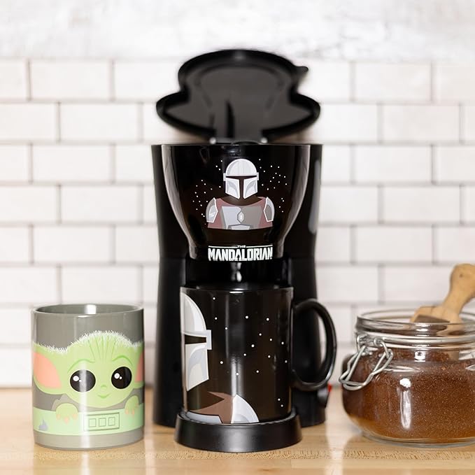 Uncanny Brands Star Wars The Mandalorian & Baby Yoda Single Cup Coffee Maker Gift Set with 2 Mugs - Cup of Java with Mando & Baby Yoda