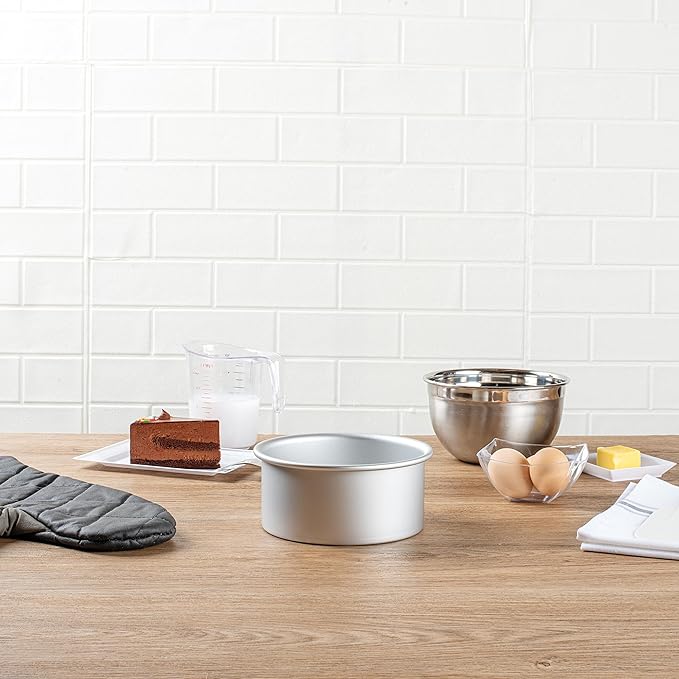 Restaurantware-Met Lux 6 x 3 Inch Straight-Sided Baking Tin, 1 Round Cake Pan - Oven-Ready, Freezable, Anodized Aluminum Round Baking Pan, Greaseproof, For Layer Birthday Cake